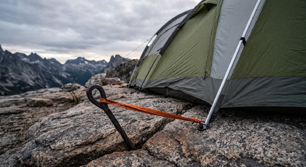 How to Anchor Tent Poles on Rocky Terrain: Hardware, Spikes, and Load Paths